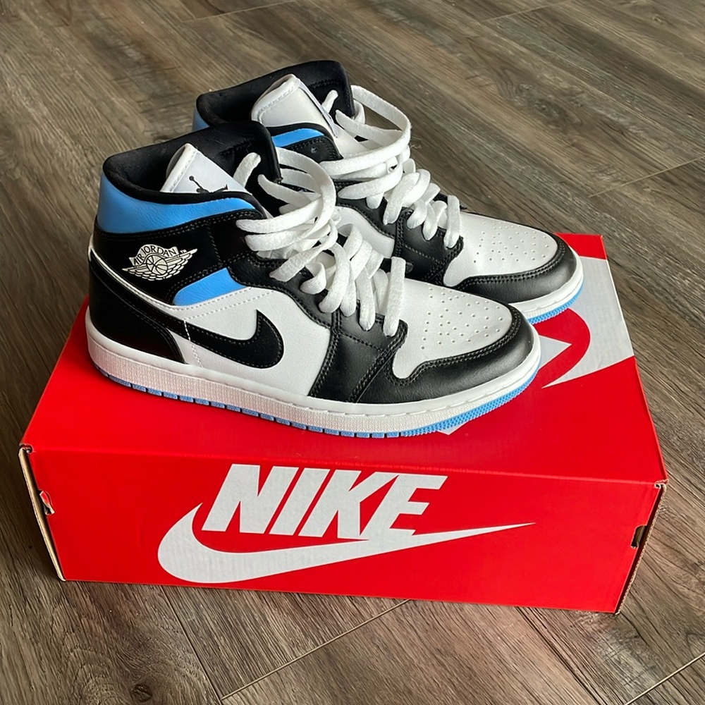 NEVER WORN Jordan 1 Mid University Blue Nike Sneakers